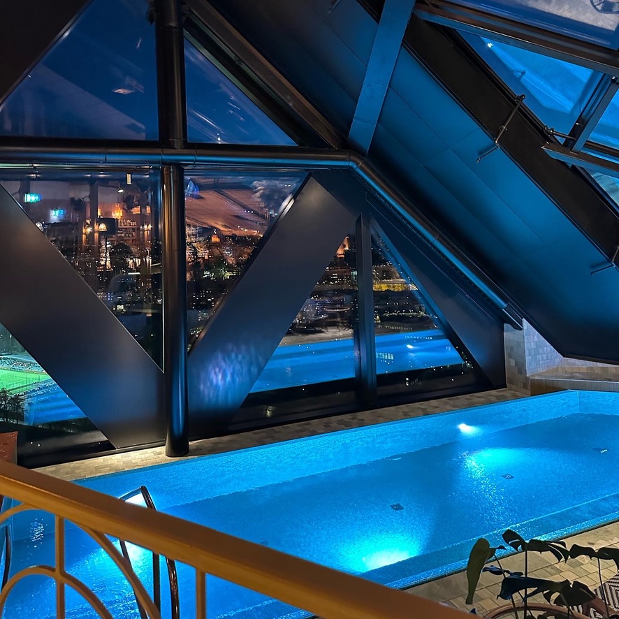 Takpool på Jacy'z Hotel i Göteborg upplyst på kvällen