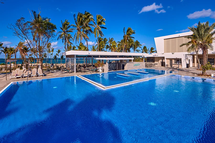Poolbaren på Riu Turquoise med solsängar i vattnet och utsikt över havet