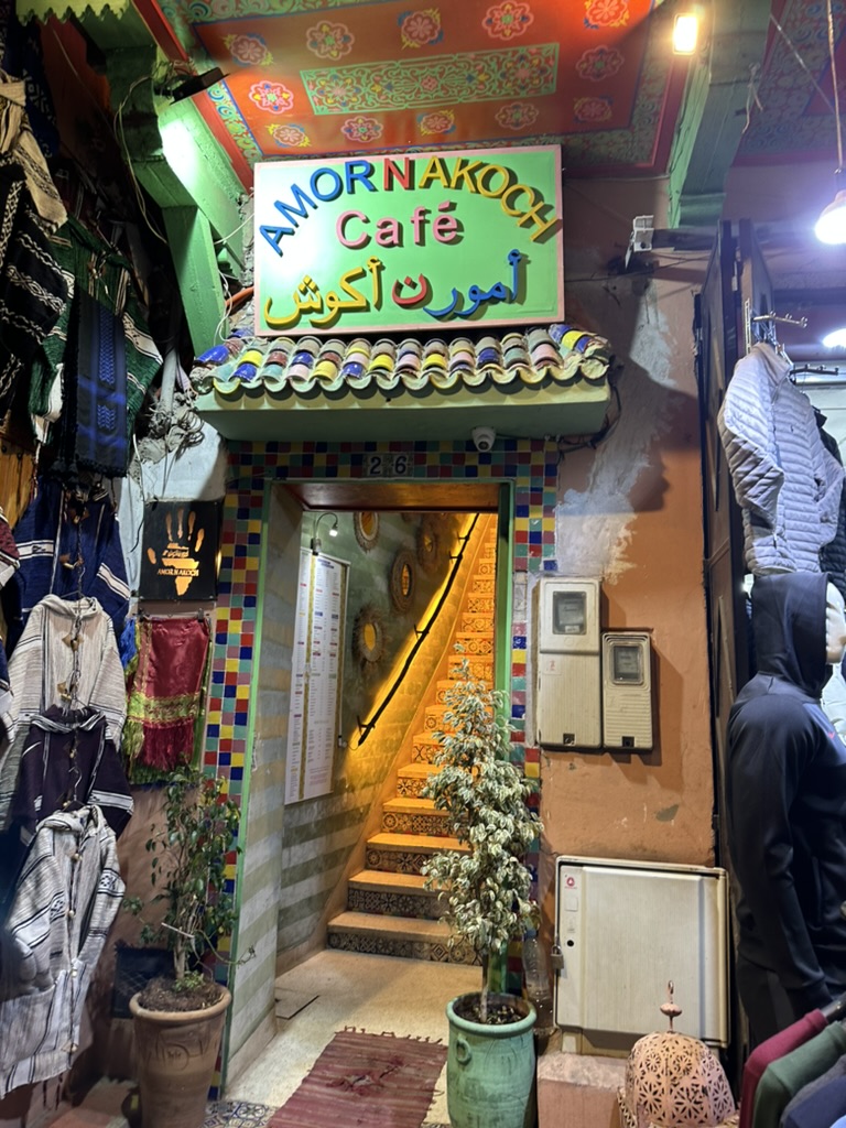 Färgglad caféentré i souken i Marrakech