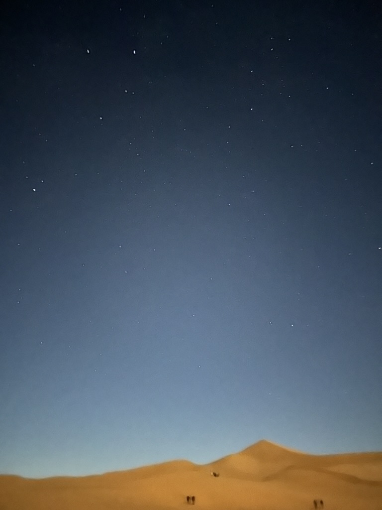 Stjärnhimmel över sanddynerna i Marocko