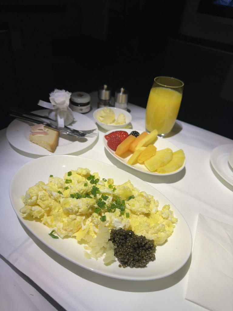 Äggröra med kaviar, färsk frukt och juice i första klass