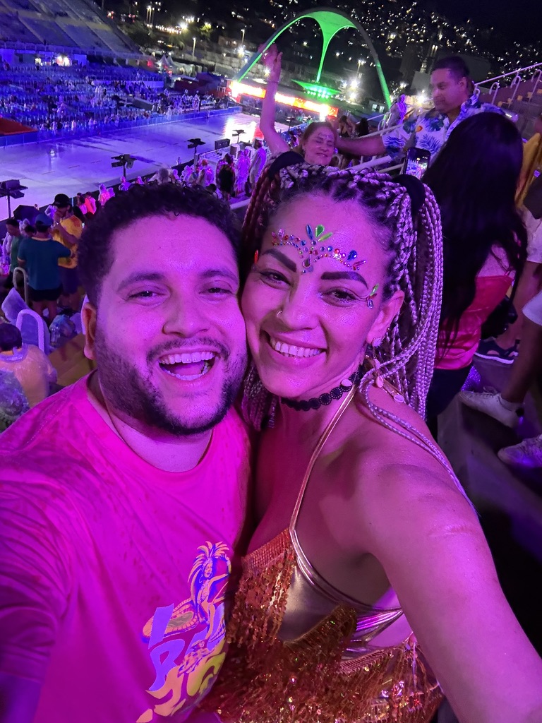 Resenärer i karnevalsstämning på läktaren i Sambadrome under Rio Carneval 2026