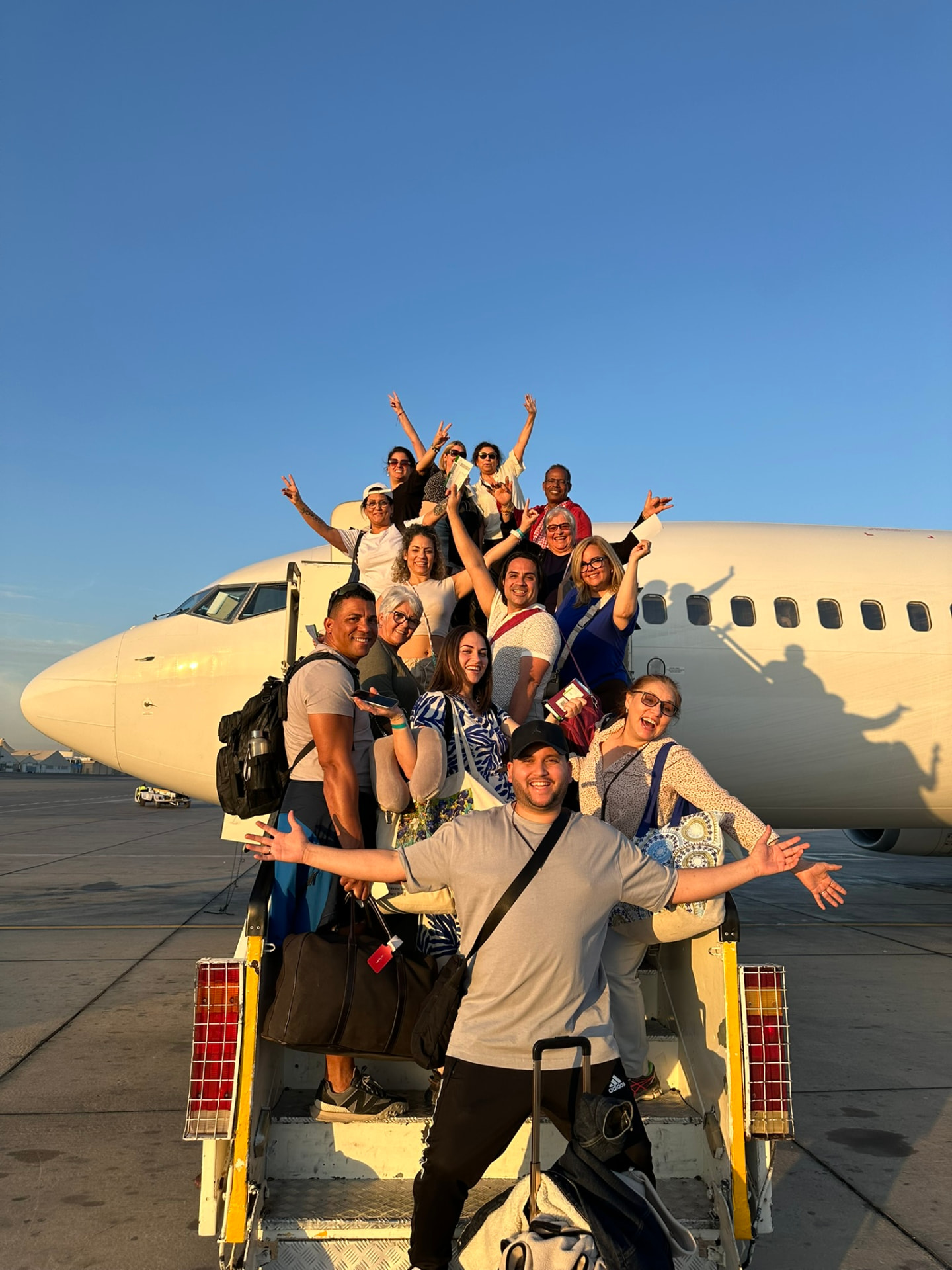 Grupo de viajeros latinos abordando su vuelo desde Gotemburgo