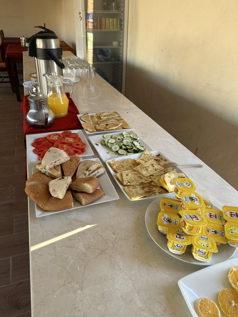 Ett uppdukat bord med mat och dryck under resan