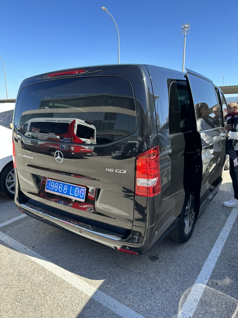 Privat minibuss för flygplatstransfer vid terminalen