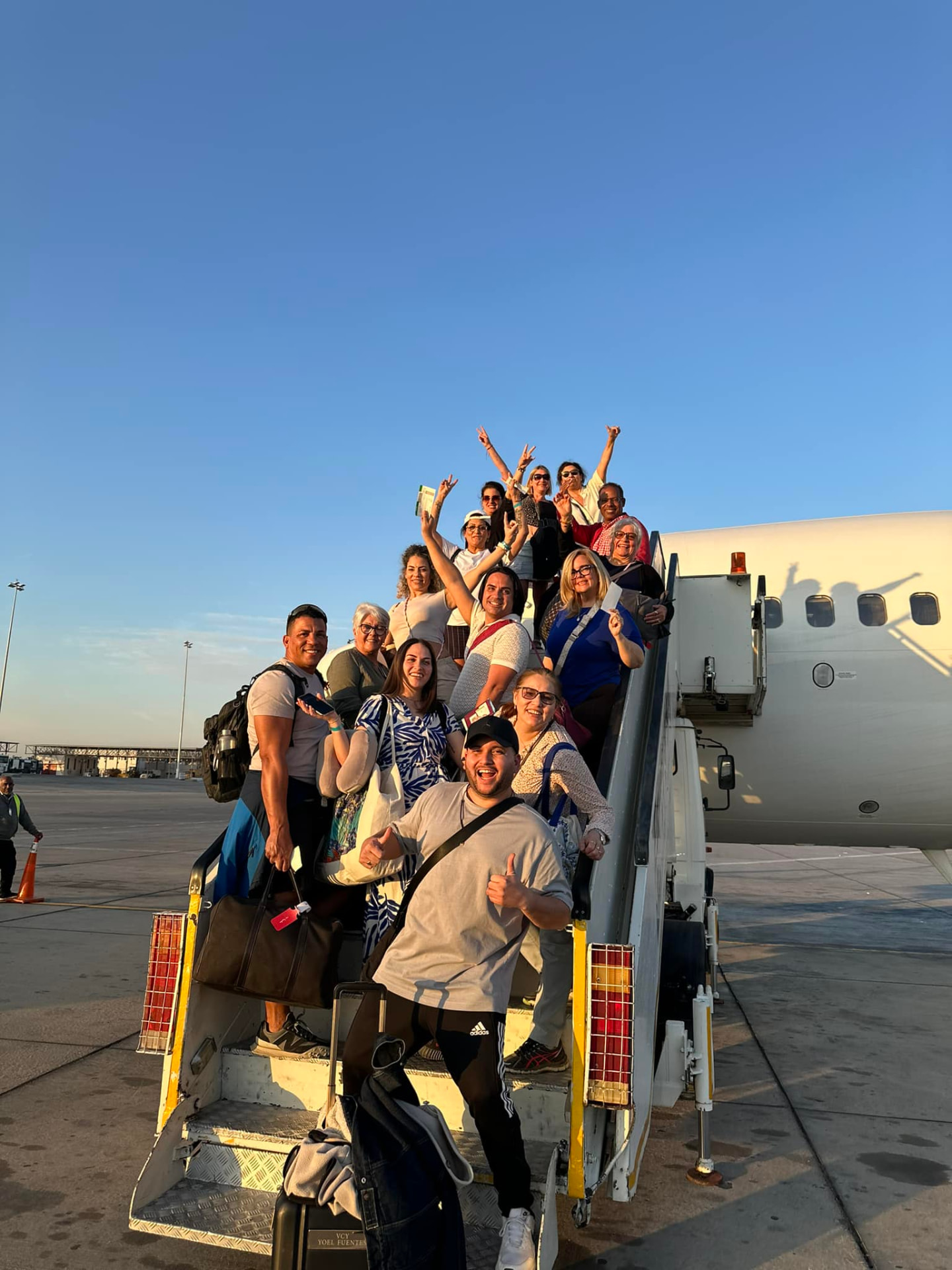 En av VCY Travels gruppresor: resenärer på väg ombord på planet