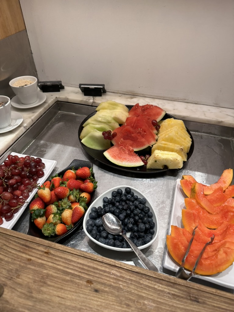 Fruktbuffé med melon, bär och papaya i loungen