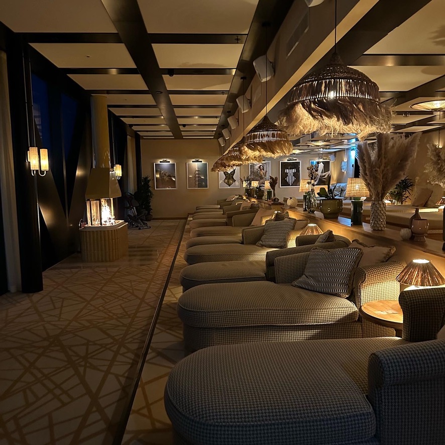 Stämningsfull lounge med fåtöljer och öppen spis på Jacy'z