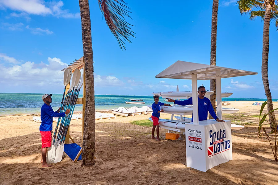 Kajaker, paddlebrädor och vattensporter vid stranden utanför Riu Turquoise