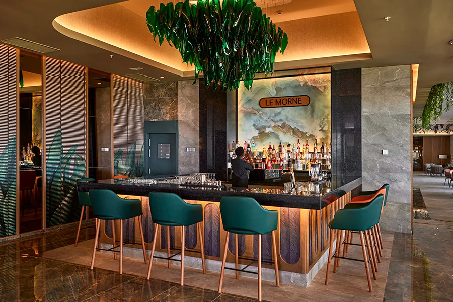 Lobbybaren på Riu Palace Mauritius med gröna barstolar
