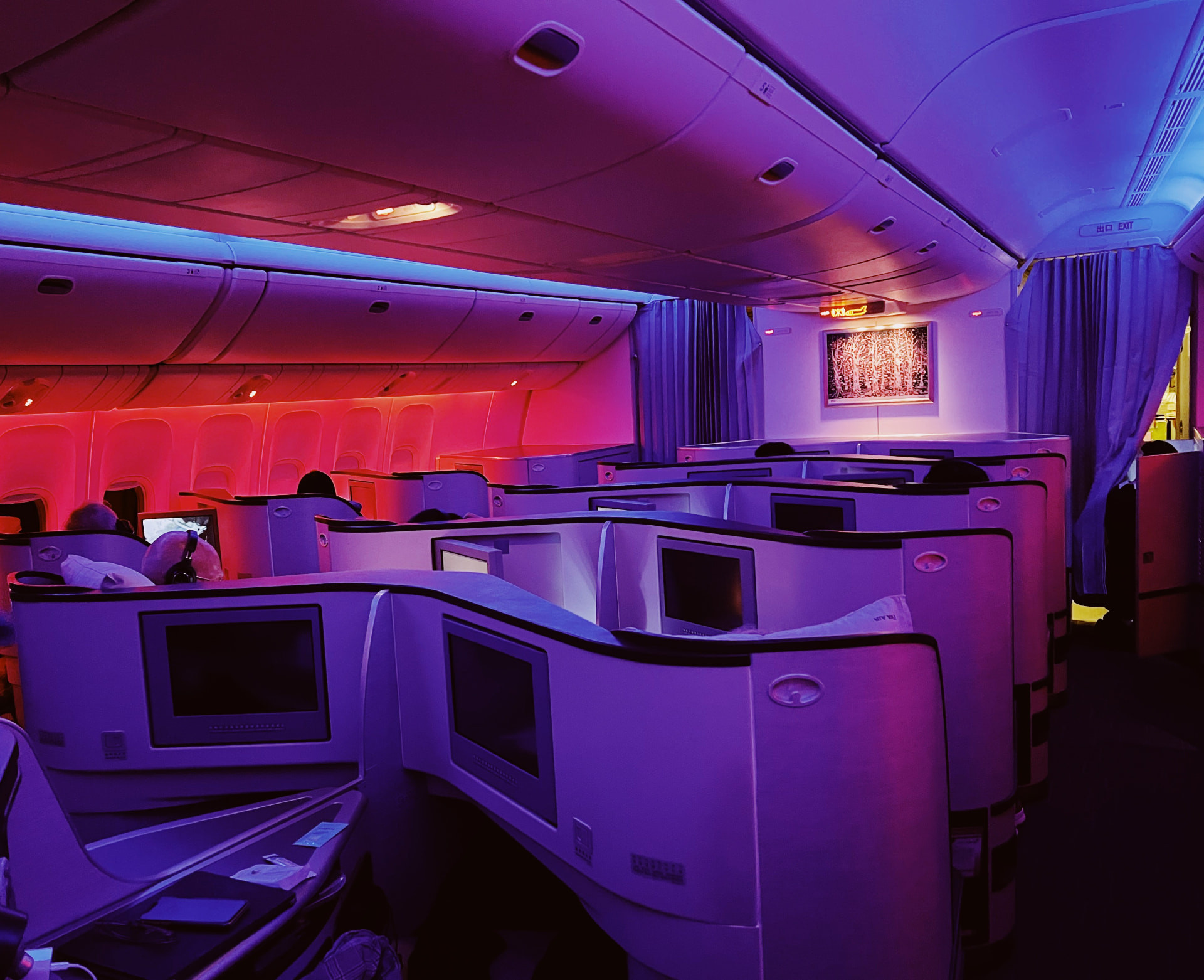 Business Class-kabin med stämningsbelysning på ett långdistansflyg