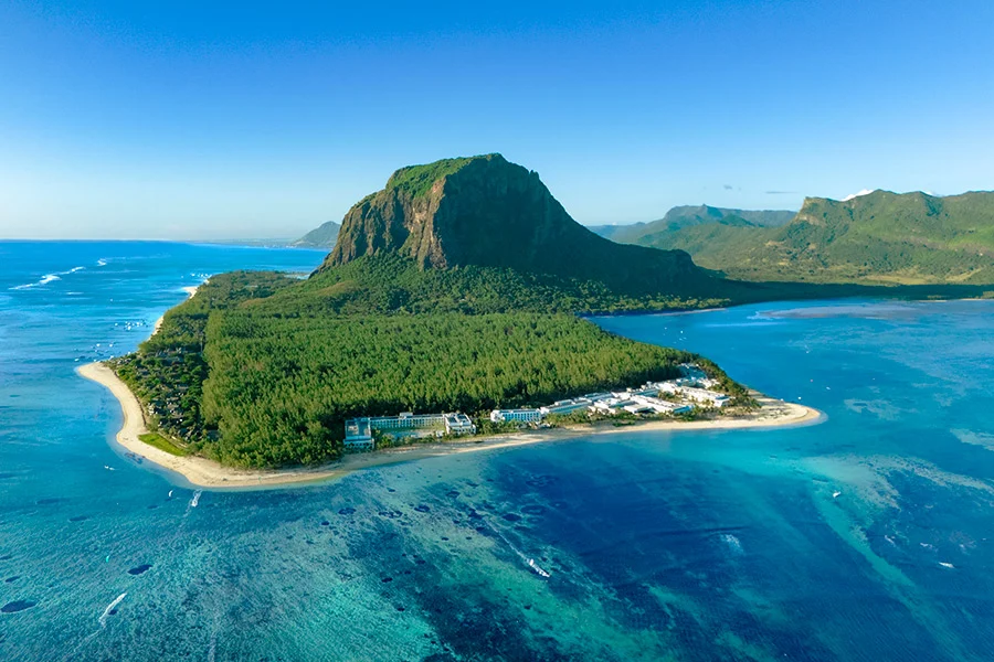 Riu Turquoise och stranden i Le Morne sedda ovanifrån, med berget Brabant och lagunen