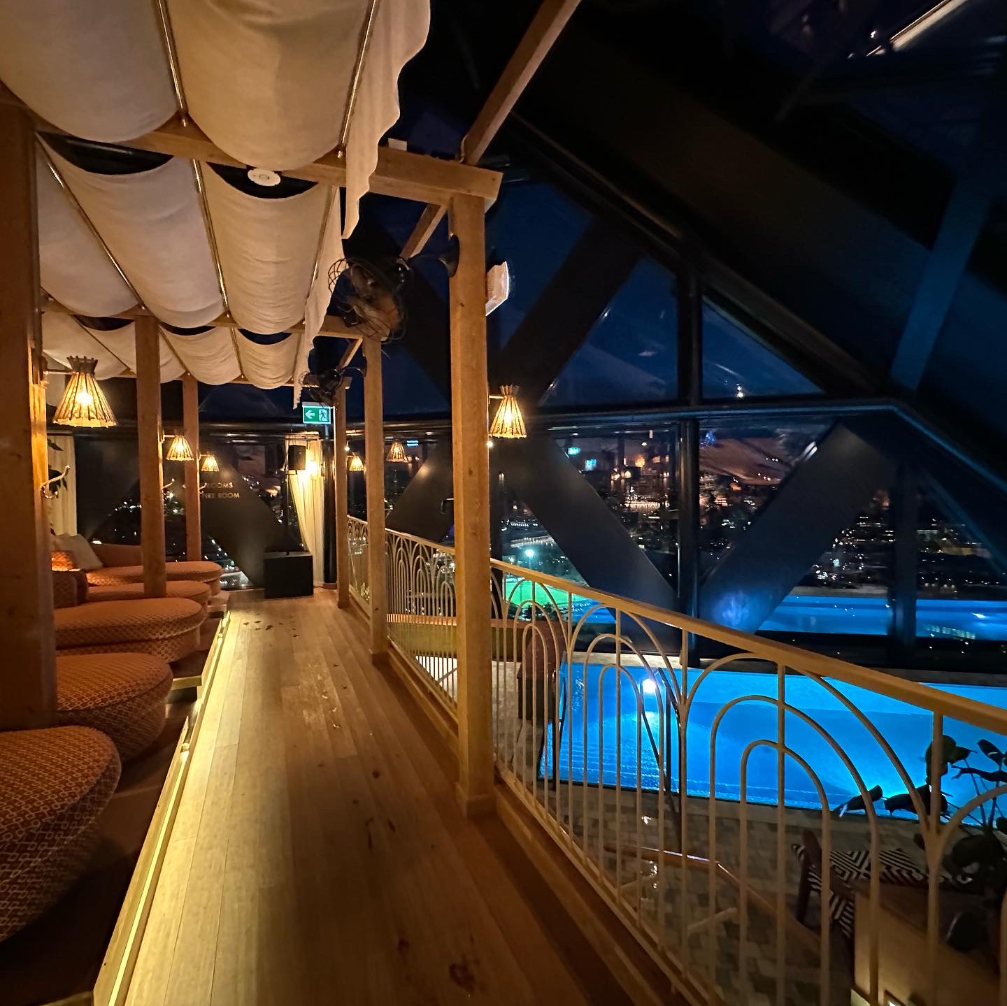 Poolterrass med solsängar och stadsutsikt på Jacy'z i Göteborg