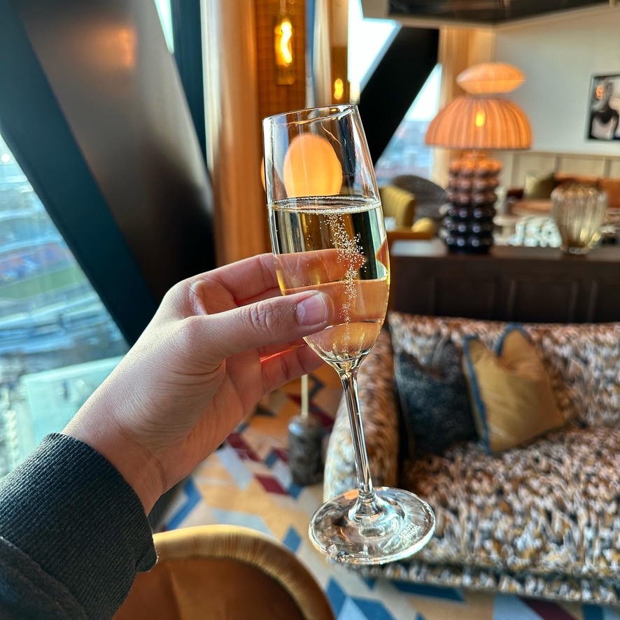 Ett glas mousserande vin i loungen på Jacy'z i Göteborg
