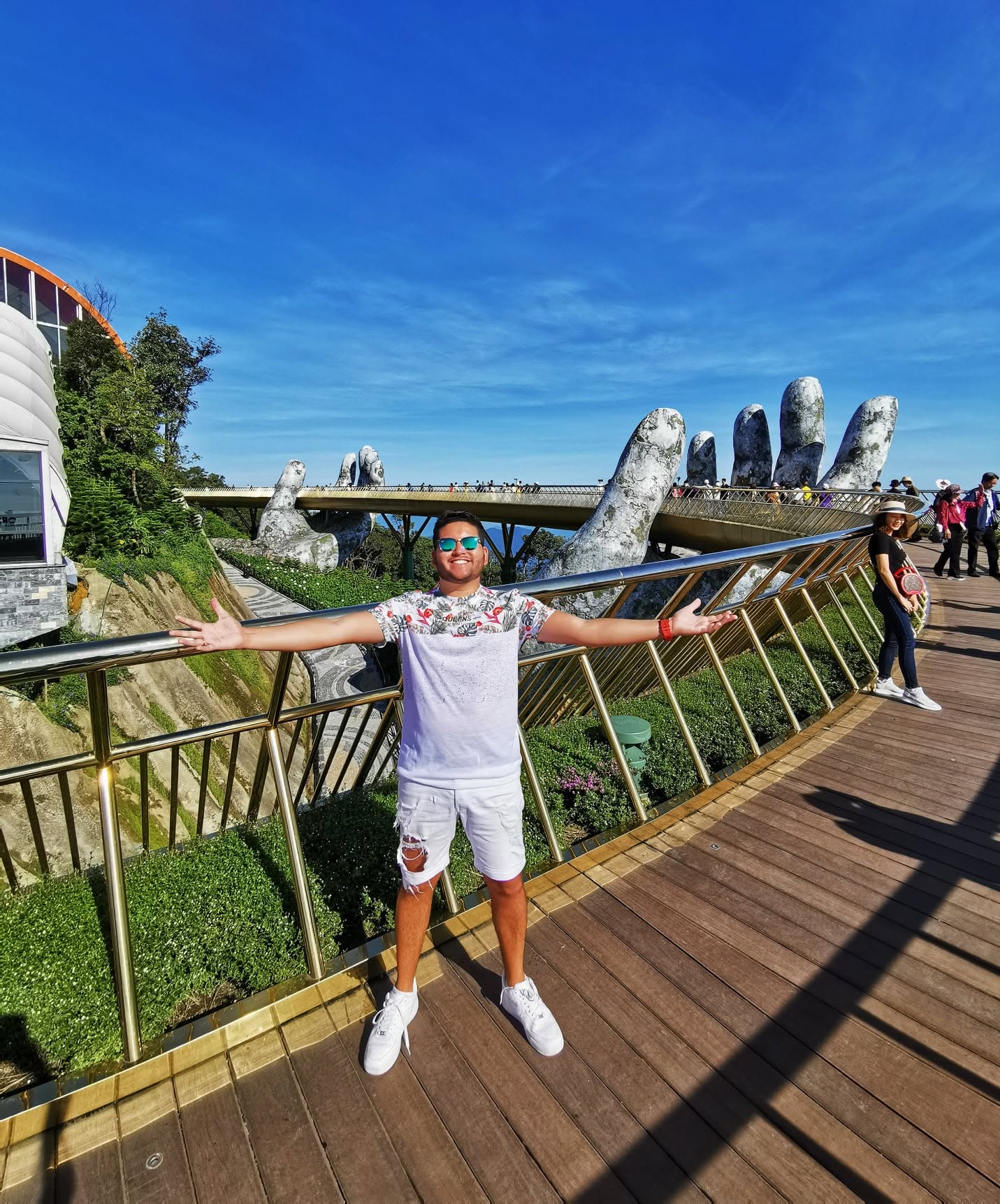 På den gyllene bron Golden Bridge i Ba Na Hills utanför Da Nang