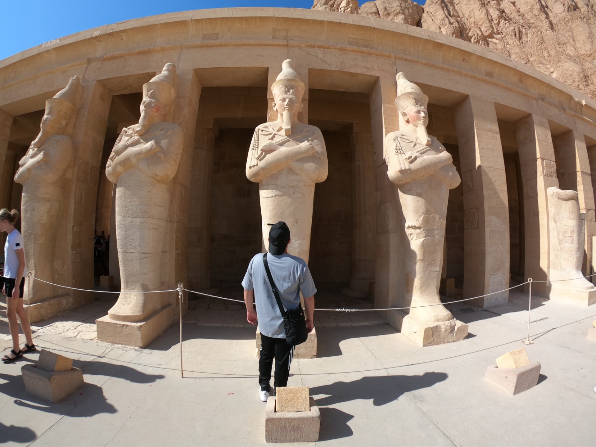 Resenärer framför de osiriska statuarna i Hetshepsuts tempel vid Deir el-Bahari i Luxor