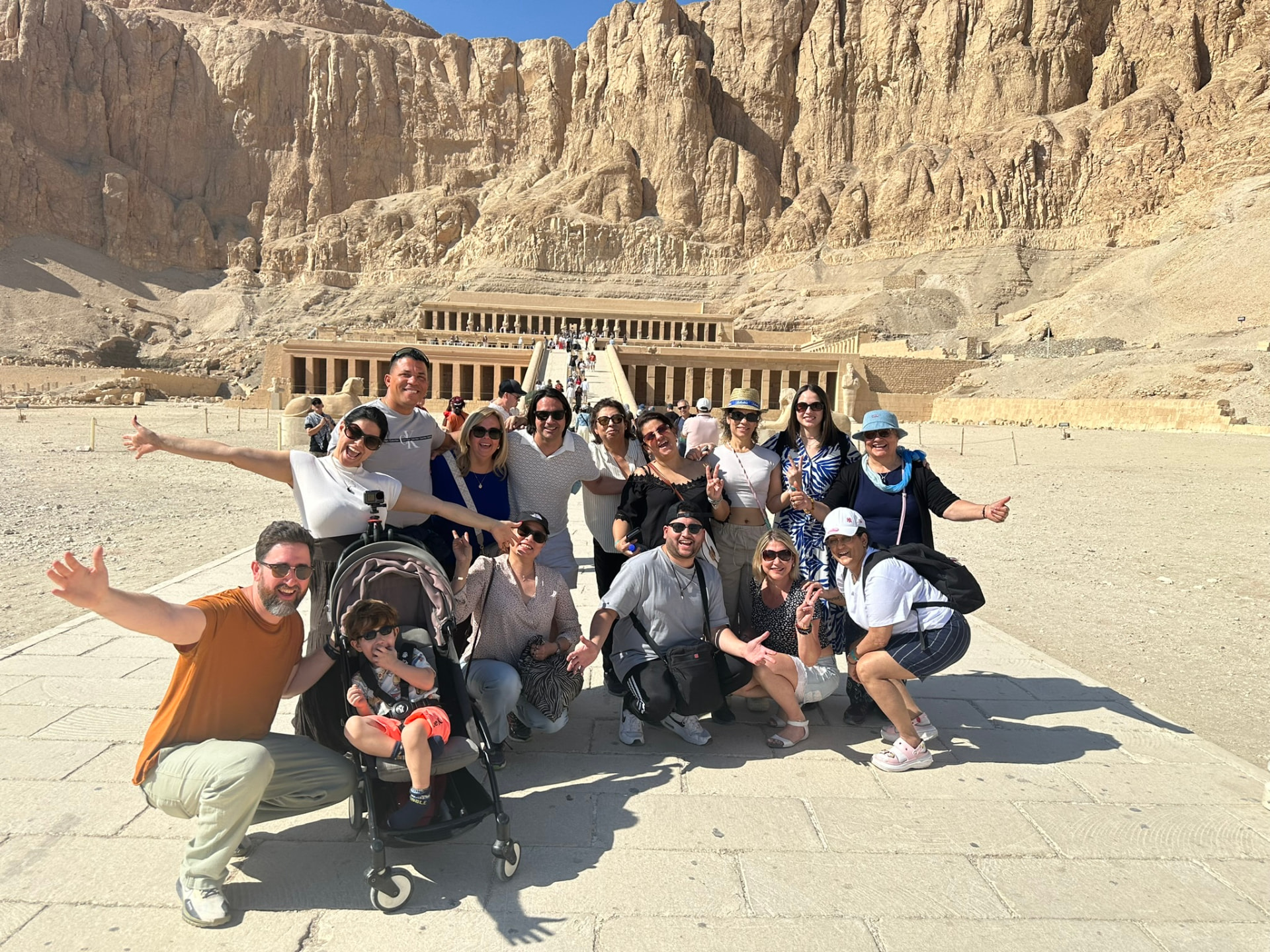 VCY Travels grupp samlad framför den terrasserade tempelgraven Hatshepsuts tempel i Deir el-Bahari utanför Luxor i Egypten